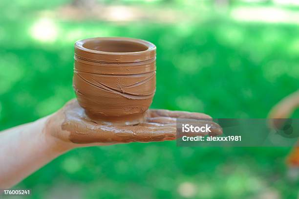 Foto de Potter Fazer Em Palm Feito Apenas Uma Jarra De Saibro e mais fotos de stock de Arte