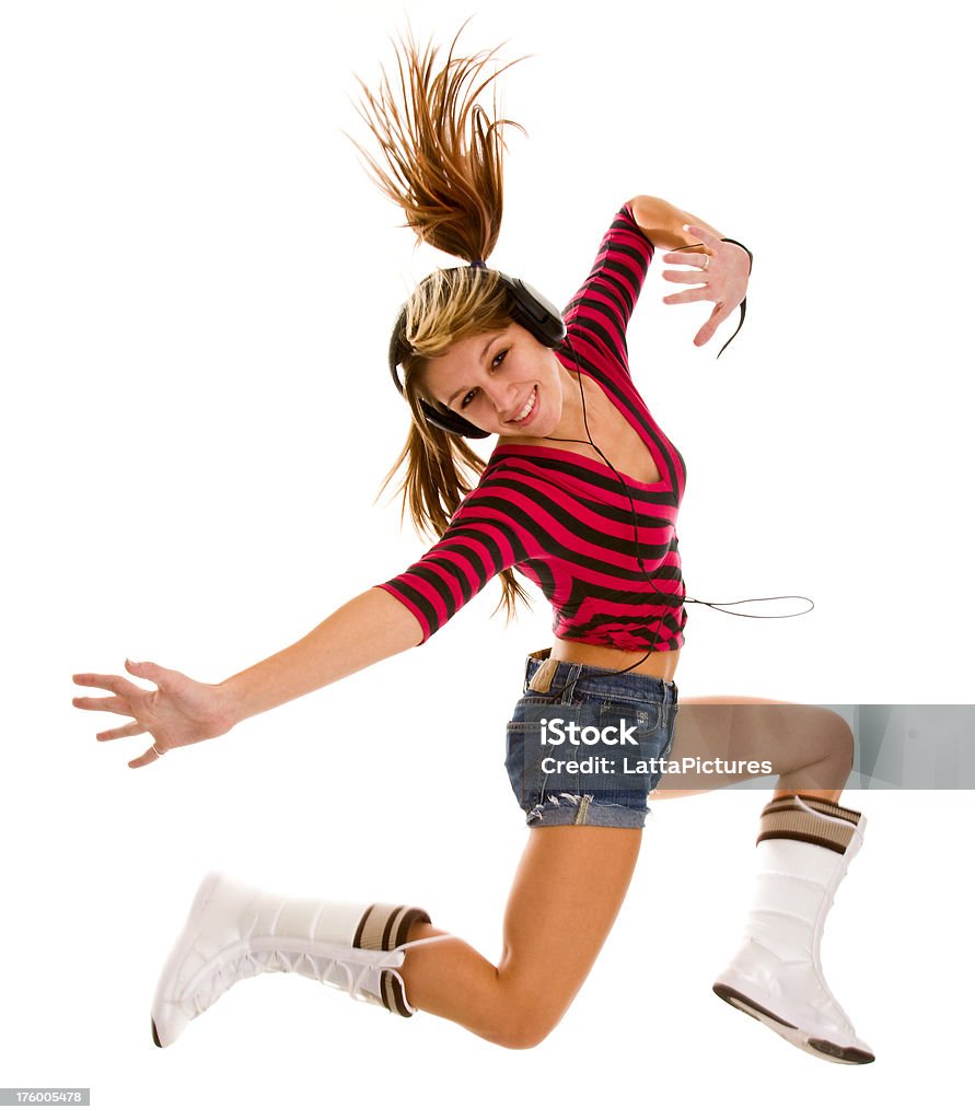 Bailarina joven posando en mid-air usando auriculares - Foto de stock de 20 a 29 años libre de derechos