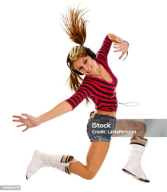 Giovane Ballerina In Posa In Midair Con Cuffie - Fotografie stock e altre immagini di A mezz'aria - A mezz'aria, Abbigliamento casual, Acrobazia