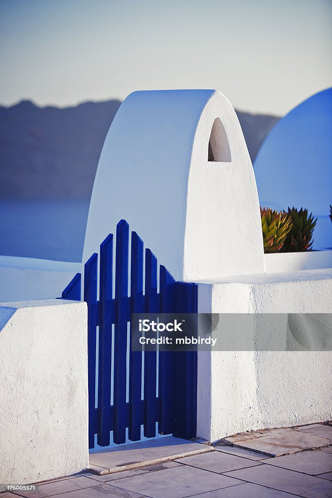 Blue portas em Santorini, Grécia - Foto de stock de Arquitetura royalty-free