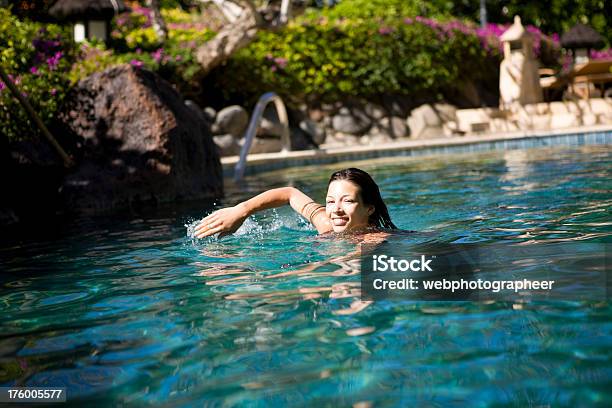 Pływanie - zdjęcia stockowe i więcej obrazów Aktywny tryb życia - Aktywny tryb życia, Basen, Brązowe włosy