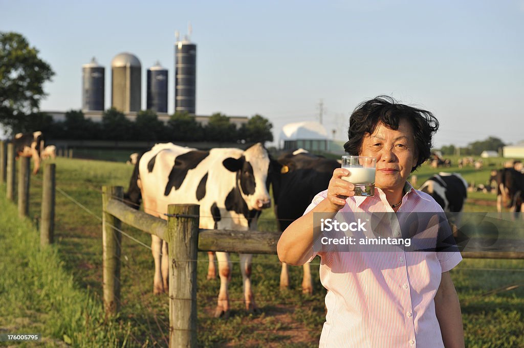 Mulher segurando um copo de leite - Foto de stock de Leite royalty-free