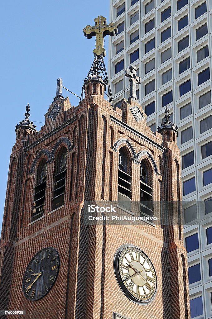 Campanário da igreja e office building - Foto de stock de Antigo royalty-free