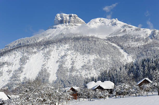 pequena vila com esqui austríaco arena perdedor nas costas - ski arena - fotografias e filmes do acervo