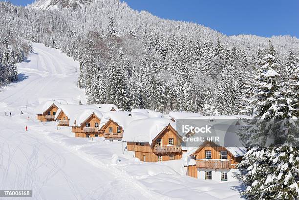 Tradycyjnego Daczy Alpine Chatki Prawo Stoku - zdjęcia stockowe i więcej obrazów Zima - Zima, Alpy, Architektura