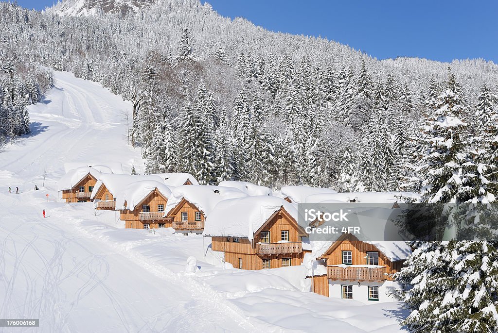 Tradicional chalé de esqui-cabanas alpinas direita até as pistas de esqui - Foto de stock de Inverno royalty-free