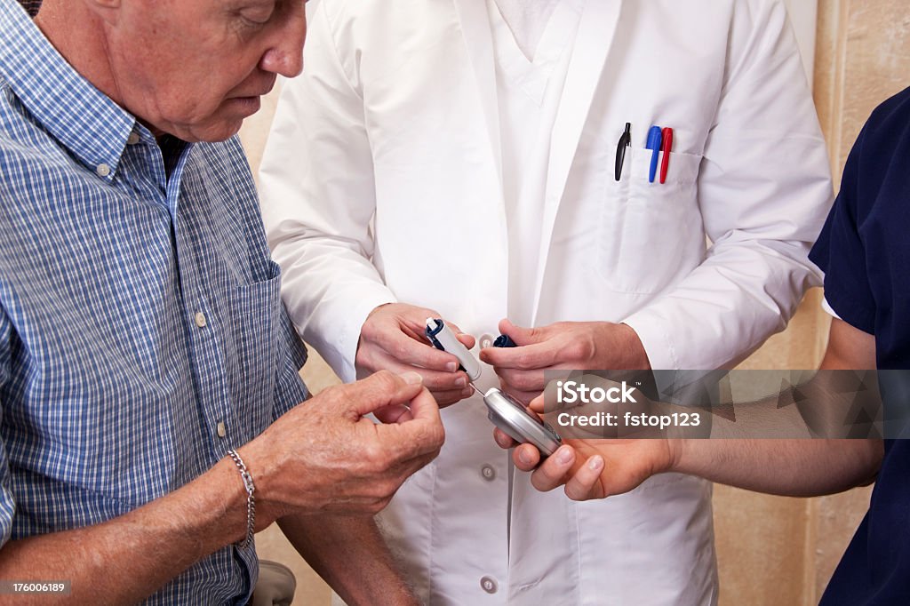 Фармацевт, демонстрирующие использование Глюкометры - Стоковые фото 20-29 лет роялти-фри
