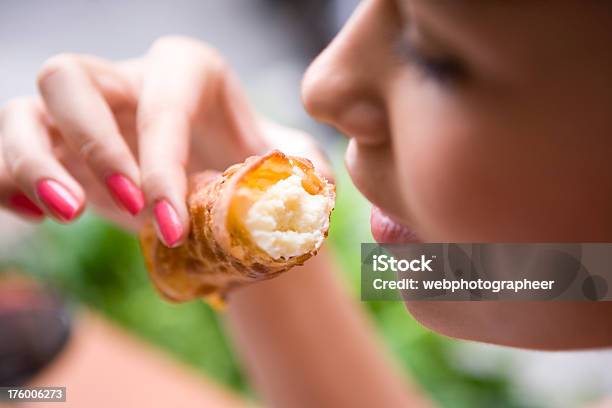 Comer Foto de stock y más banco de imágenes de Adulto - Adulto, Adulto joven, Aire libre
