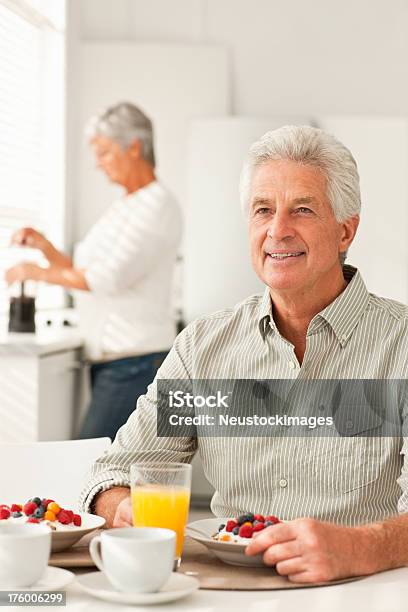 Feliz Idoso A Pensar Com A Mulher Na Parte De Trás - Fotografias de stock e mais imagens de 60-64 anos - 60-64 anos, 60-69 Anos, Adulto