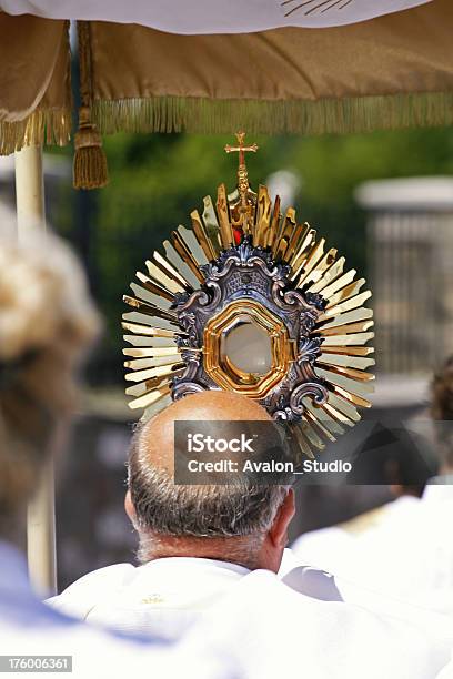 Monstrance - zdjęcia stockowe i więcej obrazów Uroczystość Najświętszego Ciała i Krwi Pańskiej - Uroczystość Najświętszego Ciała i Krwi Pańskiej, Parada, Monstrancja