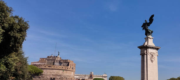 castillo de sant'angelo y estatua de bernini en el puente, roma, italia. - bernini castel fort tiber river fotografías e imágenes de stock