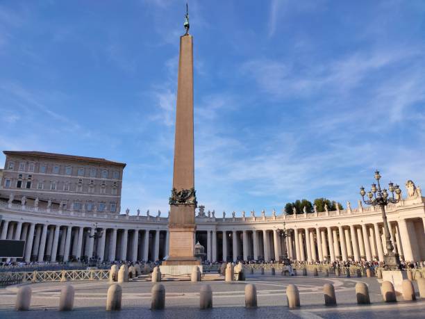 fragmento da basílica de são pedro no vaticano e coluna na praça de são pedro no vaticano - statue architecture st peters basilica vatican - fotografias e filmes do acervo