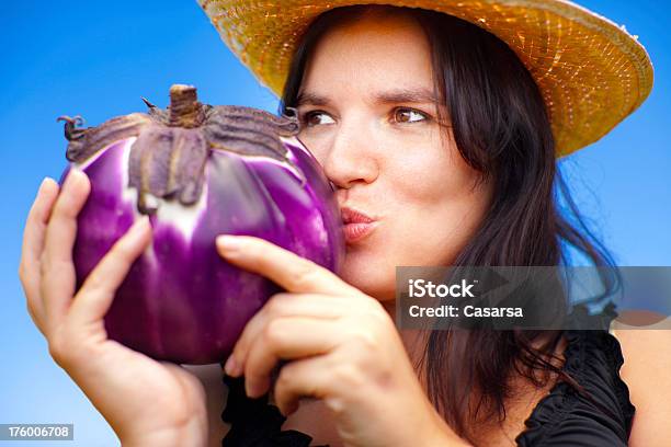 Happy Land Mädchen Stockfoto und mehr Bilder von Attraktive Frau - Attraktive Frau, Aubergine, Braunes Haar