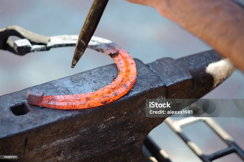 red hot horseshoe en el yunque - Foto de stock de Acero libre de derechos