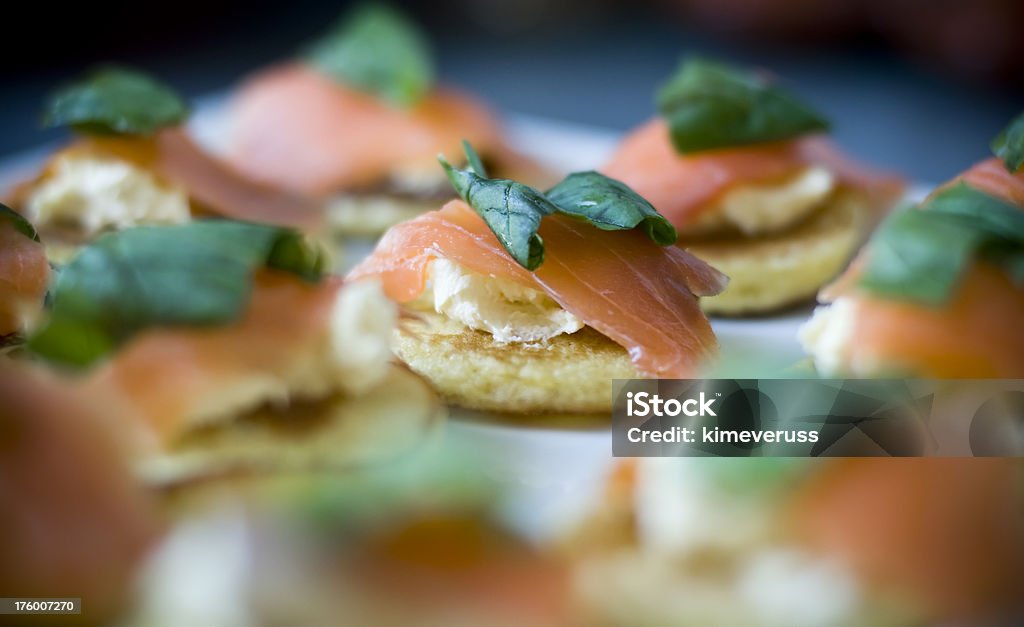 Schnittchen Lachs mascapone Basilikum bilini - Lizenzfrei Schnittchen Stock-Foto