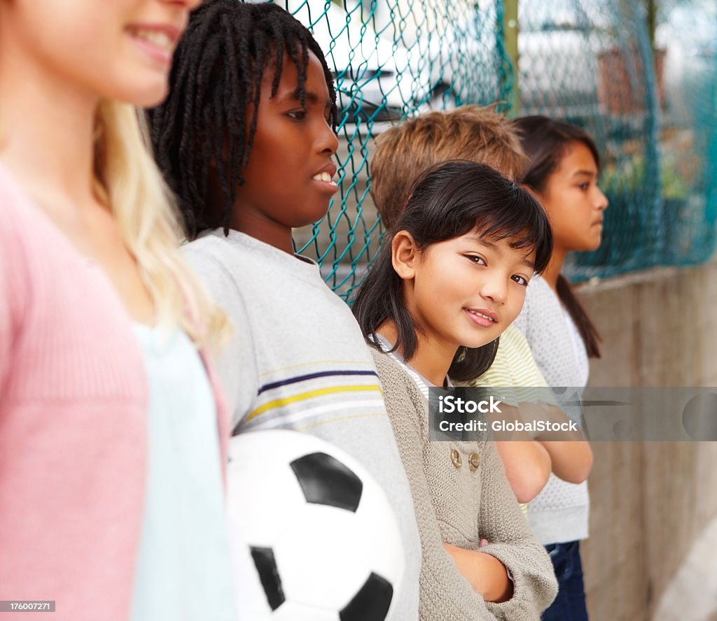 Menina bonita em pé com os seus amigos - Royalty-free 10-11 Anos Foto de stock