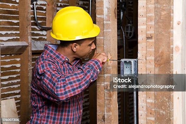 Homem Latino Trabalhador Da Construção Civil - Fotografias de stock e mais imagens de 20-29 Anos - 20-29 Anos, Adulto, Amarelo