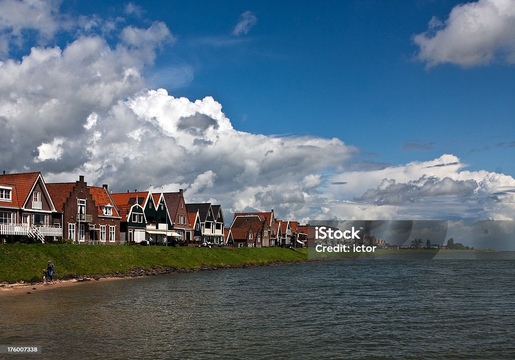 Maisons hollandaises sur dyke - Photo de Eau libre de droits