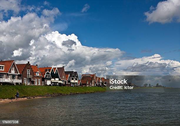 Photo libre de droit de Maisons Hollandaises Sur Dyke banque d'images et plus d'images libres de droit de Eau - Eau, Volendam, Architecture