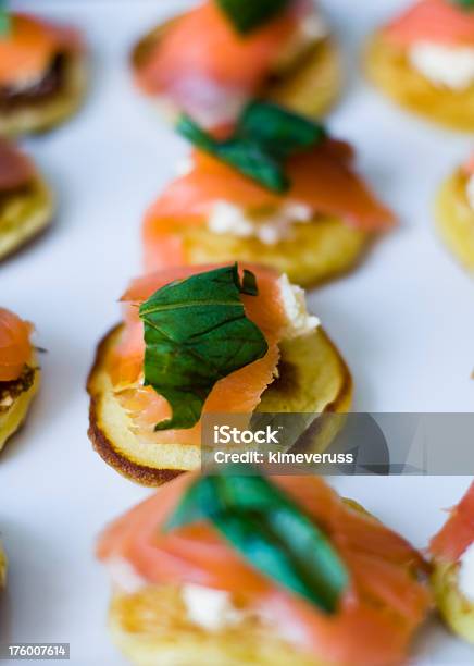 Schnittchen Lachs Mascapone Basilikum Bilini Stockfoto und mehr Bilder von Lachs - Meeresfrüchte - Lachs - Meeresfrüchte, Schottischer Pfannkuchen, Basilikum