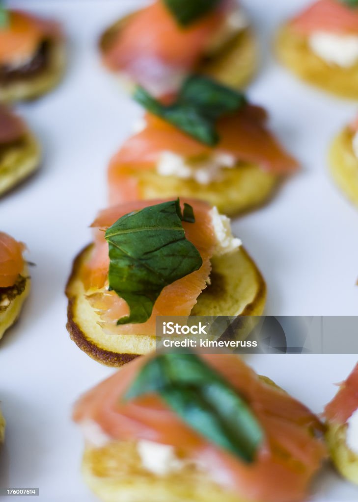 Canapé salmón de basil "bilini mascapone - Foto de stock de Salmón - Pescado libre de derechos