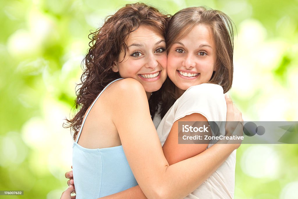 Duas belas jovens amigos de menina felicidade - Foto de stock de Abraçar royalty-free