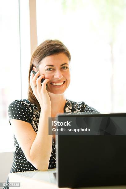 Donna Su Telefono Cellulare Con Lap Top Computer - Fotografie stock e altre immagini di 35-39 anni - 35-39 anni, 40-44 anni, 45-49 anni