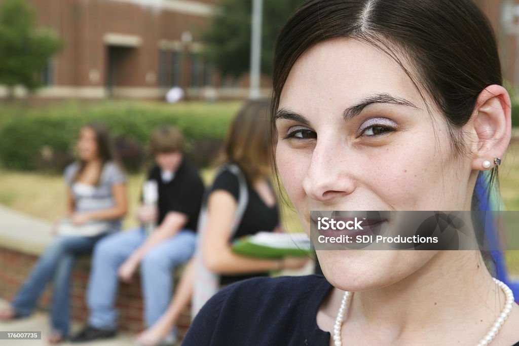 Confiante professora na escola Courtyard - Foto de stock de Adolescentes Meninas royalty-free