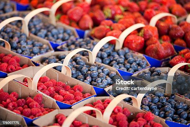 Frescos Produzir Em Um Mercado De Agricultores Ao Ar Livre - Fotografias de stock e mais imagens de 2000-2009