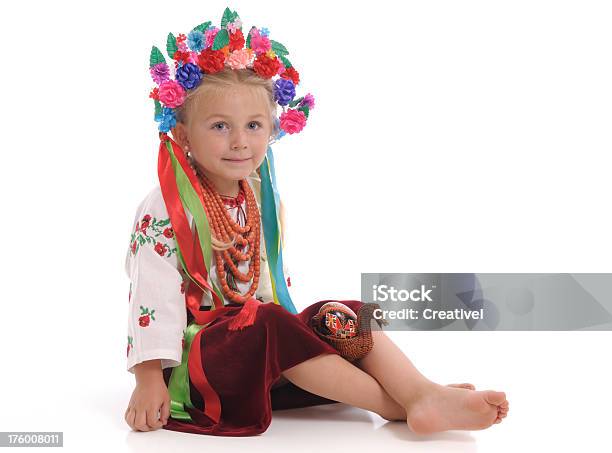 Mädchen In Ukrainischer Kostüm Stockfoto und mehr Bilder von 4-5 Jahre - 4-5 Jahre, Auf dem Boden sitzen, Band