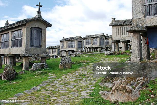 Photo libre de droit de Granite Granaries Au Portugal banque d'images et plus d'images libres de droit de Caillou - Caillou, Croix religieuse, Cultures