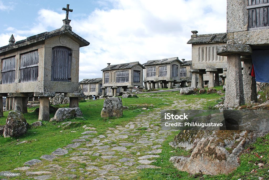 Granito granaries in Portogallo - Foto stock royalty-free di Asciugare