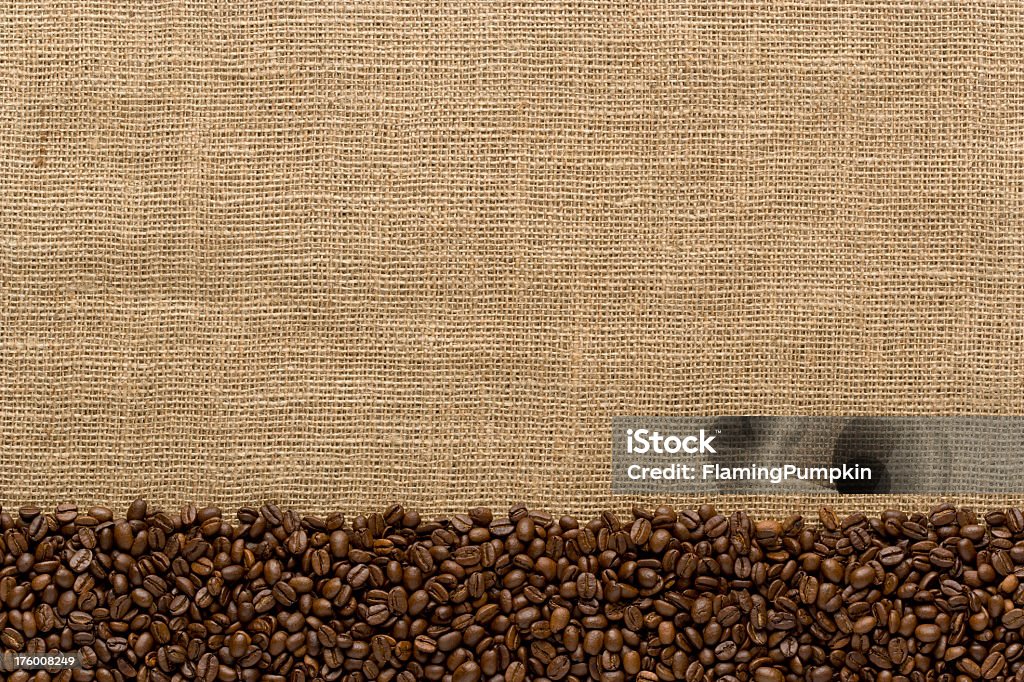 Border-chicchi di caffè in sacchetto di juta. Full Frame. - Foto stock royalty-free di Chicco di caffè tostato