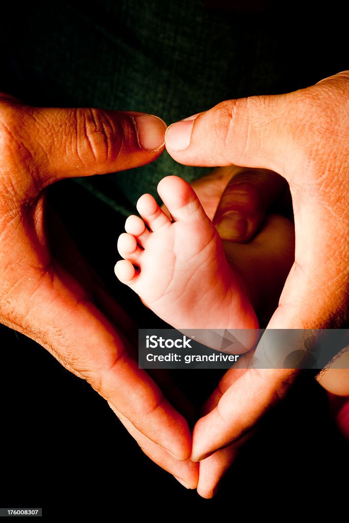 Bebé pie, Daddy's hands - Foto de stock de 0-11 meses libre de derechos