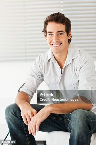 즐거운 표정의 잘생긴 젊은 남자 집에서요 20-24세에 대한 스톡 사진 및 기타 이미지 - 20-24세, 20-29세, 개성-개념