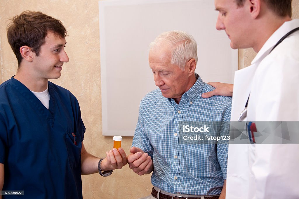 Médecin et infirmière donnant une prescription échantillons homme senior - Photo de Adulte libre de droits