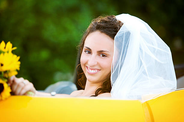 Mariée dans la voiture jaune - Photo