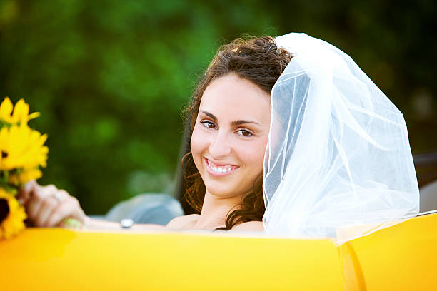 Cтоковое фото Невеста в желтый автомобиль