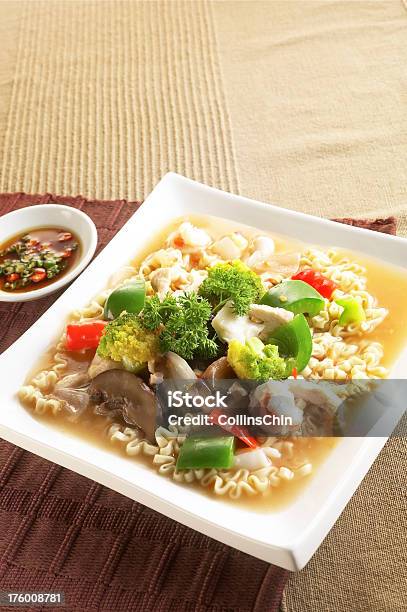 Foto de Comida Asiáticamacarrão Com Frutos Do Mar e mais fotos de stock de Alimentação Saudável - Alimentação Saudável, Almoço, Asiático e indiano