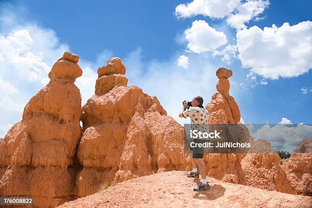 Photo libre de droit de Touristes Photographier Rock De Fée banque d'images et plus d'images libres de droit de Appareil photo - Appareil photo, Hommes, Photographie