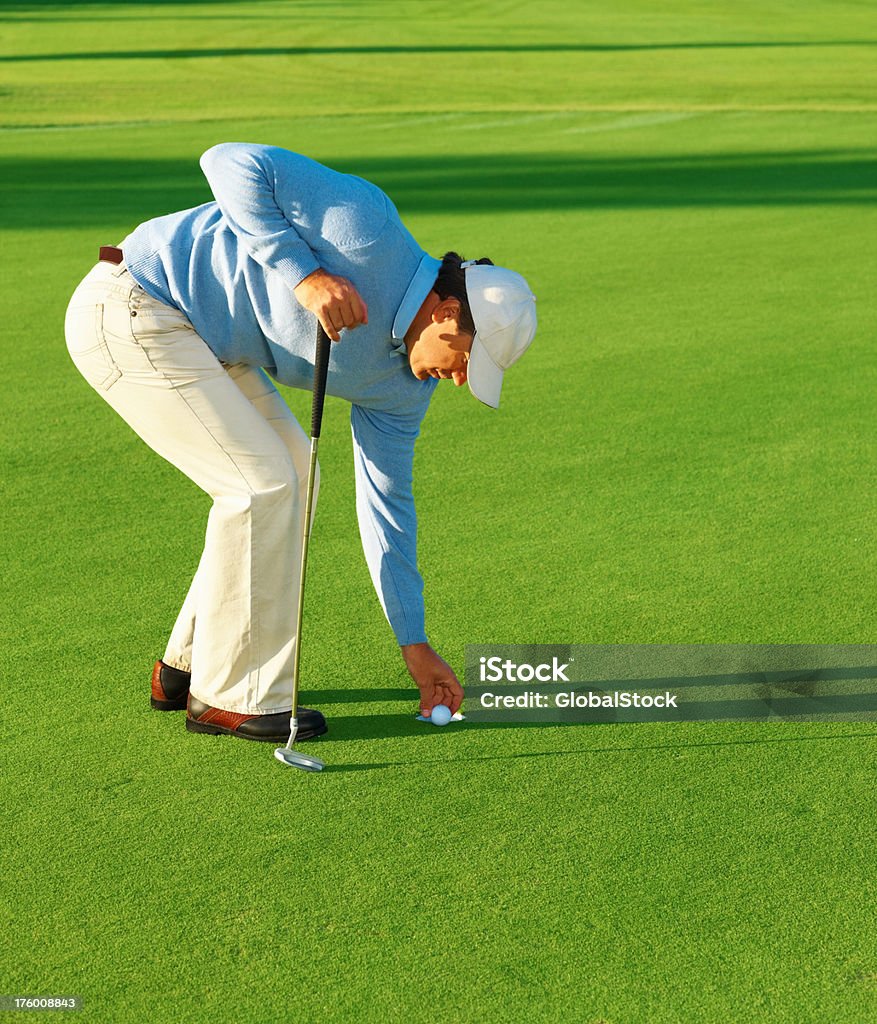 Homem maduro a jogar um jogo de golfe - Royalty-free 40-44 anos Foto de stock