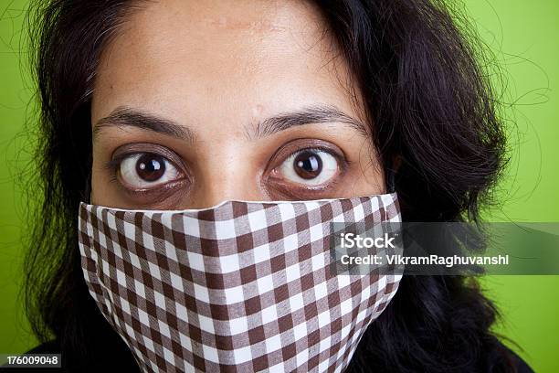 Indische Frau Trägt Eine Maske Gegen Die Schweinegrippe Stockfoto und mehr Bilder von Frauen