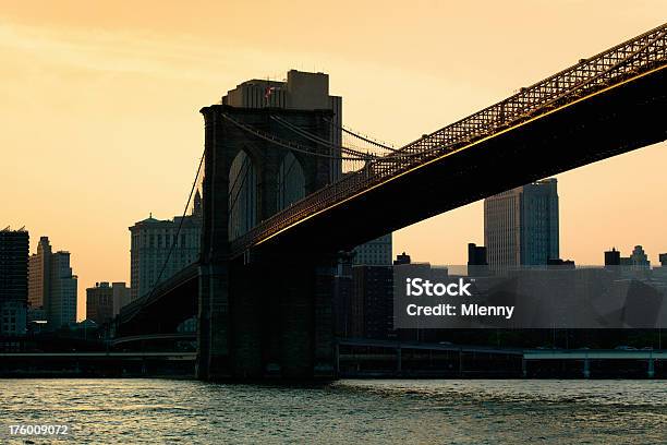 Photo libre de droit de Pont De Brooklyn À New York Au Coucher Du Soleil banque d'images et plus d'images libres de droit de Architecture - Architecture, Beauté de la nature, Brooklyn - New York
