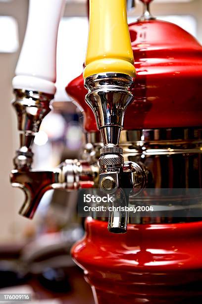 Cerveja Para Dois - Fotografias de stock e mais imagens de Amarelo - Amarelo, Branco, Comemoração - Evento