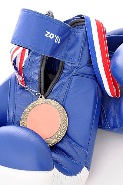 boxing handschuhe und medaillen - bronze medal boxing glove medal gold medal stock-fotos und bilder