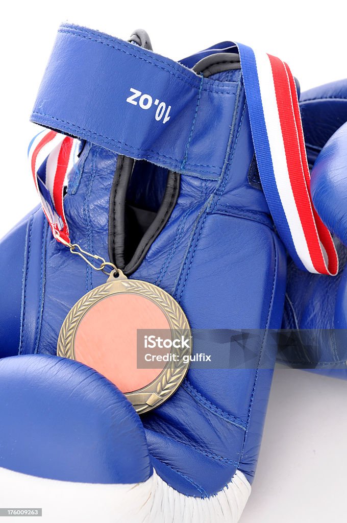 Luvas de boxe e medalha - Foto de stock de Azul royalty-free