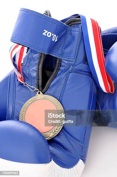 Foto de Luvas De Boxe E Medalha e mais fotos de stock de Azul - Azul, Equipamento esportivo, Esporte