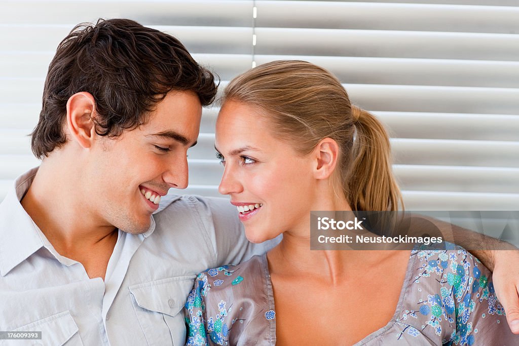 Улыбающегося романтический Молодая пара на дому - Стоковые фото 20-24 года роялти-фри