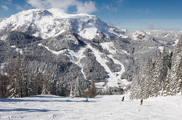 ski slope mit einem schönen winter finden in panorama - ausseerland stock-fotos und bilder