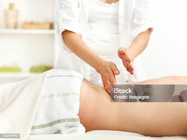 Photo libre de droit de Masseur banque d'images et plus d'images libres de droit de 25-29 ans - 25-29 ans, 30-34 ans, Adulte